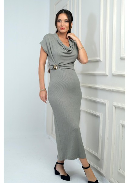 Kadın Degaje Yakalı Toka Detaylı Likralı Uzun Elbise