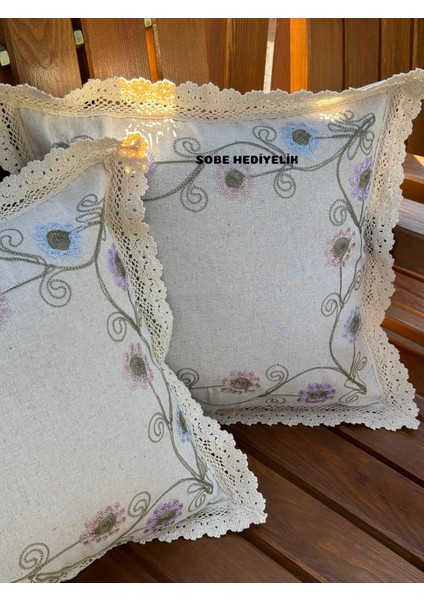 Nakışlı Çiçek Desenli Dantel Kenarlı 2’li Kırlent Kılıfı – 40X40 cm