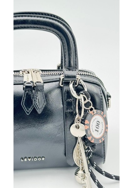 Siyah Charm Aksesuarlı El Çantası indirimleri