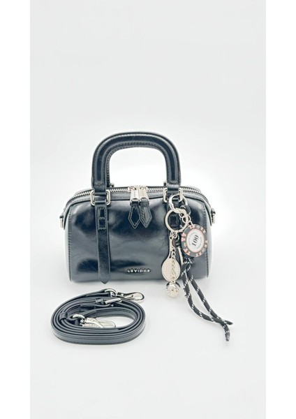 Siyah Charm Aksesuarlı El Çantası