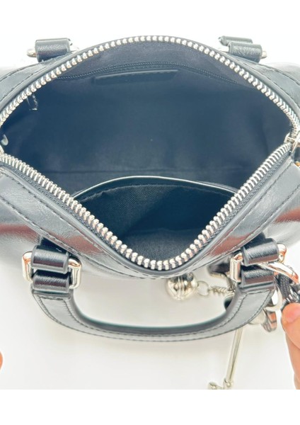 Siyah Charm Aksesuarlı El Çantası