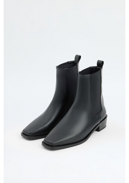 Bot 2303 - Küt Burun Yanları Lastikli Siyah Kadın Bot