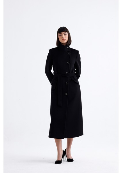 Kadın Siyah Kaşe Dik Yakalı İthal Düğmeli Kaban – Gücün ve Zarafetin Buluştuğu Nokta