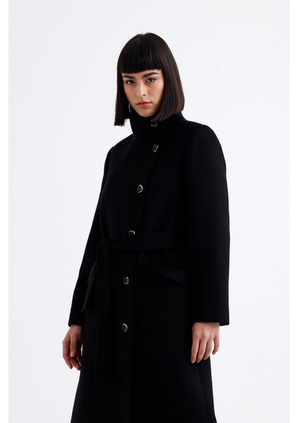 Kadın Siyah Kaşe Dik Yakalı İthal Düğmeli Kaban – Gücün ve Zarafetin Buluştuğu Nokta