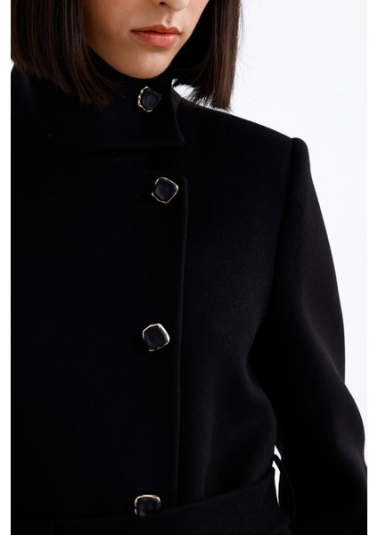 Kadın Siyah Kaşe Dik Yakalı İthal Düğmeli Kaban – Gücün ve Zarafetin Buluştuğu Nokta