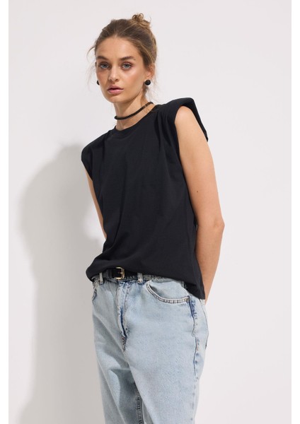 Omuz Vatkalı Kolsuz T-Shırt