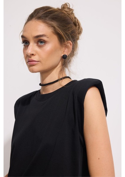 Omuz Vatkalı Kolsuz T-Shırt