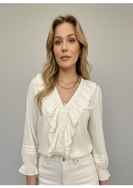 Fırfırlı Dantelli Düğme Detaylı V Yaka Ekru Gömlek