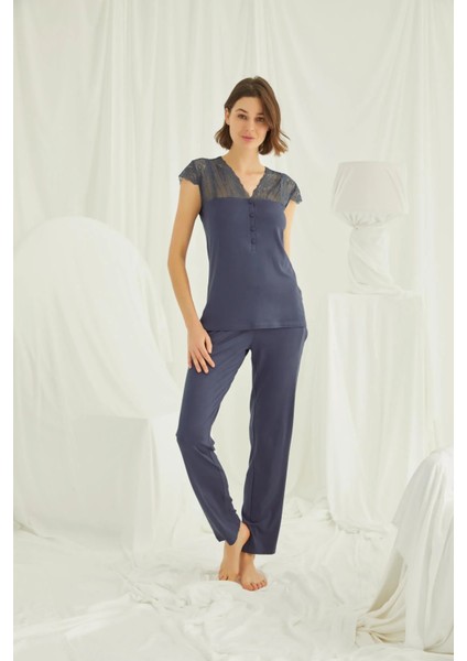 Monamise Yakası Kolu ve Omzu Dantelli Önü Düğmeli Pijama Takımı