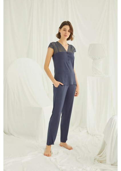 Monamise Yakası Kolu ve Omzu Dantelli Önü Düğmeli Pijama Takımı fırsatları