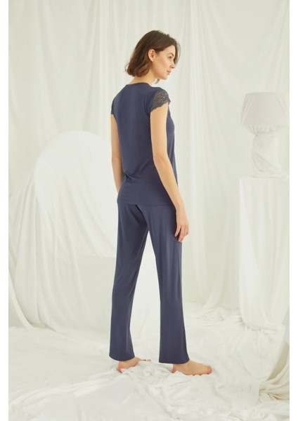 Monamise Yakası Kolu ve Omzu Dantelli Önü Düğmeli Pijama Takımı