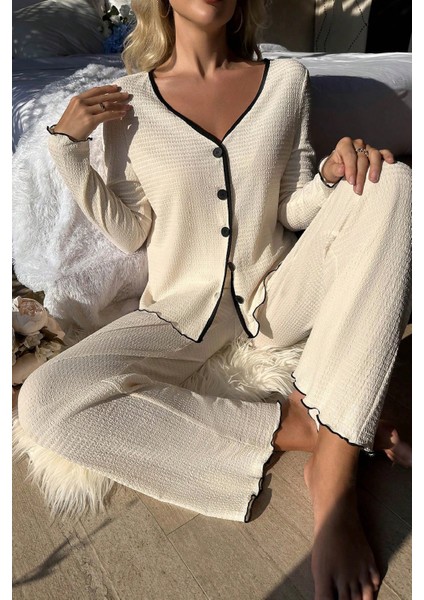 Kadın Beyaz Örme Kumaş V Yaka Düğmeli Rahat Şık Pijama Takımı