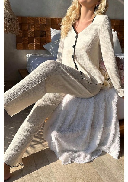 Kadın Beyaz Örme Kumaş V Yaka Düğmeli Rahat Şık Pijama Takımı fırsatları