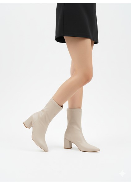 Kadın Düz Yanı Fermuarlı Sivri Burun Kalın Topuk Bot
