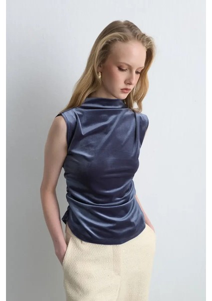 Dik Yakalı Büzgülü Kadife Bluz - Gri