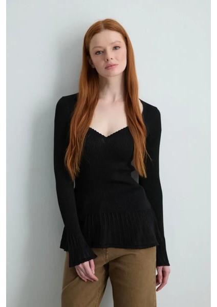 Kalp Yaka Fırfır Detaylı Triko Bluz - Siyah