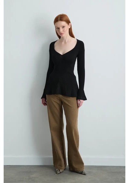Kalp Yaka Fırfır Detaylı Triko Bluz - Siyah fiyatları