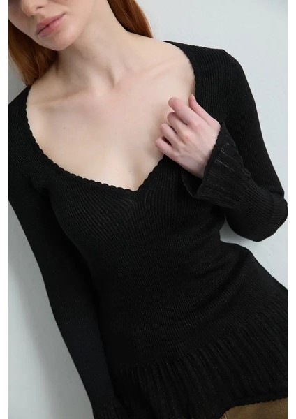 Kalp Yaka Fırfır Detaylı Triko Bluz - Siyah modelleri