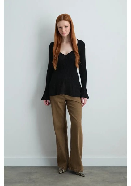 Kalp Yaka Fırfır Detaylı Triko Bluz - Siyah fırsatları