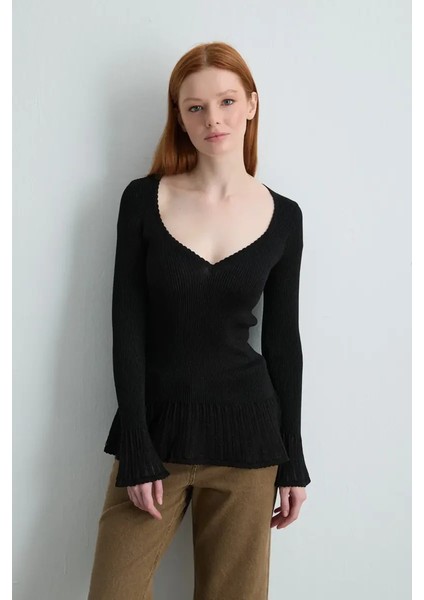 Kalp Yaka Fırfır Detaylı Triko Bluz - Siyah indirimleri