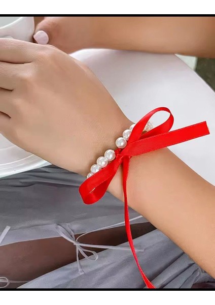 Şıklığı ve Zarafeti Incili Fiyonk Bileklik