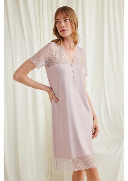 Monamise Yakası Kolu Omzu ve Etek Ağzı Dantelli Önü Düğmeli Gecelik