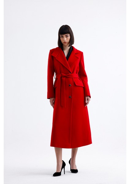 Kadın Kırmızı Kaşe Dik Yakalı İthal Düğmeli Kaban – Gücün ve Şıklığın Sembolü