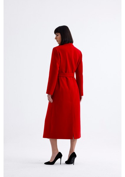 Kadın Kırmızı Kaşe Dik Yakalı İthal Düğmeli Kaban – Gücün ve Şıklığın Sembolü