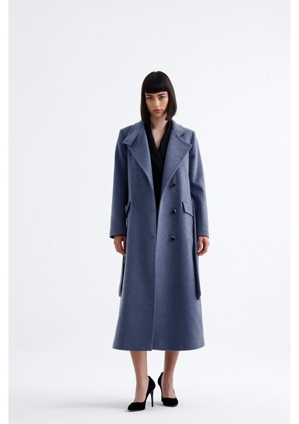 Kadın Gri Kaşe Dik Yakalı Siyah Düğmeli Kaban – Şıklığın Zamansız Yorumu modelleri