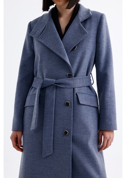 Kadın Gri Kaşe Dik Yakalı Siyah Düğmeli Kaban – Şıklığın Zamansız Yorumu indirimleri