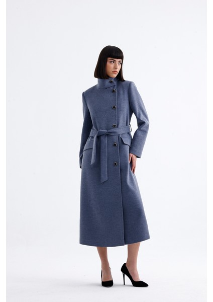 Kadın Gri Kaşe Dik Yakalı Siyah Düğmeli Kaban – Şıklığın Zamansız Yorumu