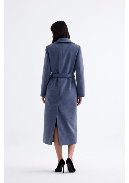 Kadın Gri Kaşe Dik Yakalı Siyah Düğmeli Kaban – Şıklığın Zamansız Yorumu