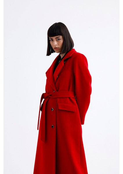 Kadın Kırmızı Kaşe Dik Yakalı İthal Düğmeli Kaban – Gücün ve Şıklığın Sembolü