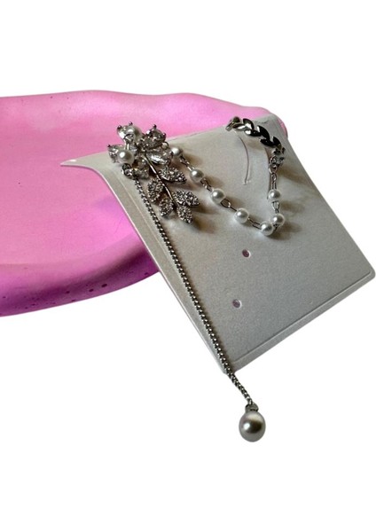 Taşlı Çiçek ve Inci Detaylı Şık Model Kıkırdak Küpe fırsatları