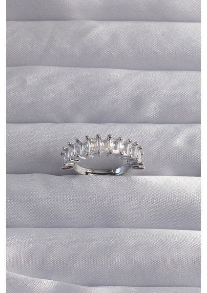 Pirinç Ayarlamalı Gümüş Renk Baget Taşlı Su Yolu Yüzük - Lisinya