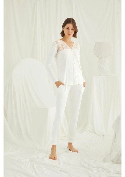 Monamise Yakası ve Omzu Dantelli Önü Boydan Düğmeli Pijama Takımı