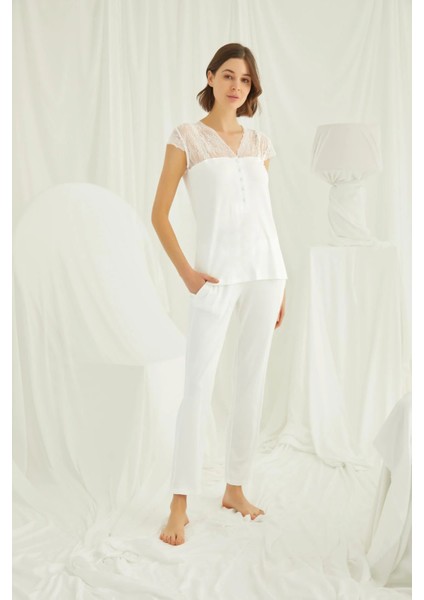 Monamise Yakası Kolu ve Omzu Dantelli Önü Düğmeli Pijama Takımı