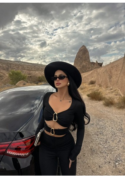 Çift Aksesuarlı Ön Pencereli Crop Bluz