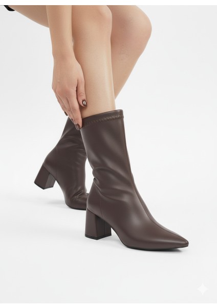 Kadın Düz Yanı Fermuarlı Sivri Burun Kalın Topuk Bot