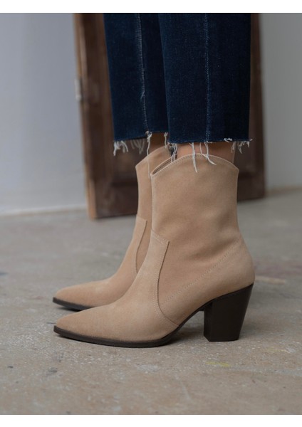 Larissa Bej Süet Bot