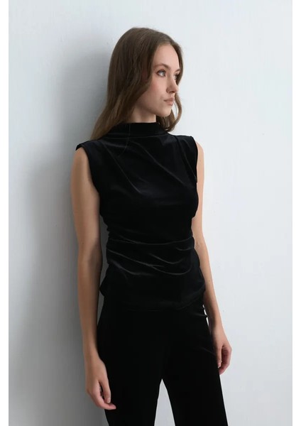 Dik Yakalı Büzgülü Kadife Bluz - Siyah
