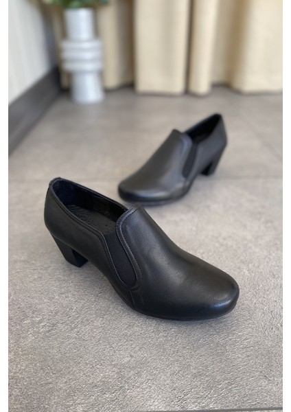 Siyah Hakiki Deri Anatomik Taban Rahat ve Şık Günlük Kadın Ayakkabı TMD202521