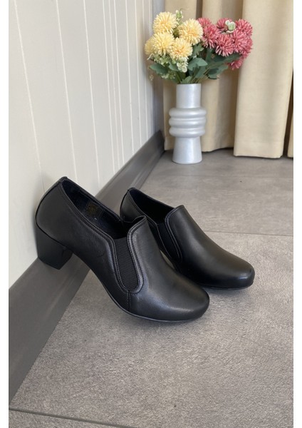 Siyah Hakiki Deri Anatomik Taban Rahat ve Şık Günlük Kadın Ayakkabı TMD202521