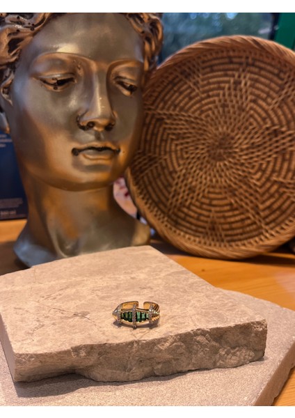 Yeşil Taşlı Işlemeli Yüzük