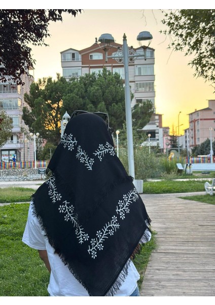 Siyah Baskılı Pamuklu Püsküllü Eşarp Yazma – Günlük ve Çeyizlik Yazma Başörtüsü