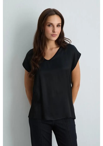 V Yaka Viskon Önü Saten Tshirt - Siyah