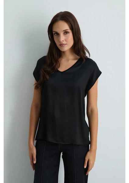 V Yaka Viskon Önü Saten Tshirt - Siyah modelleri