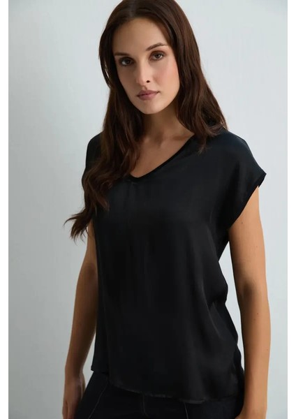V Yaka Viskon Önü Saten Tshirt - Siyah fırsatları
