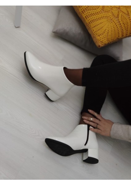 Çiğdem Beyaz Rugan Fermuarlı Kalın Topuk Kadın Bot (B8B) - Beyaz - 37 - ST01287-BEYAZ-37