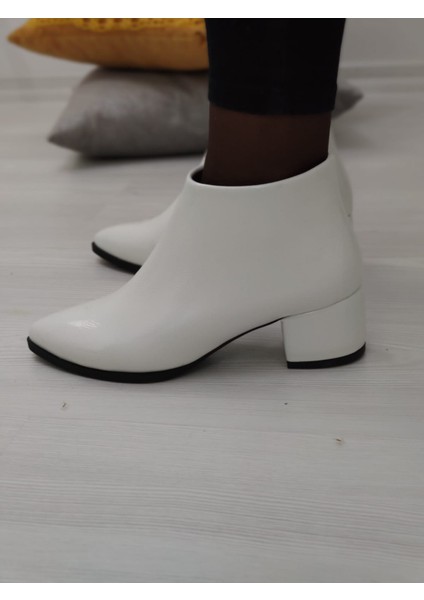Çiğdem Beyaz Rugan Fermuarlı Kalın Topuk Kadın Bot (B8B) - Beyaz - 37 - ST01287-BEYAZ-37 fiyatları